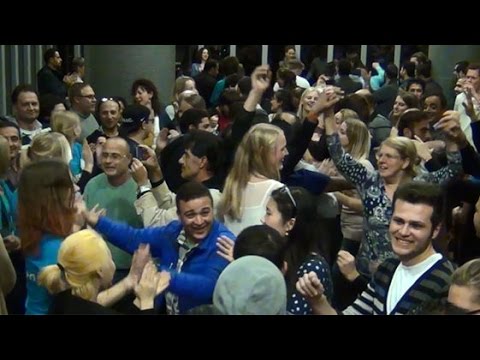 Dansende vluchtelingen in kantine Universiteit Utrecht