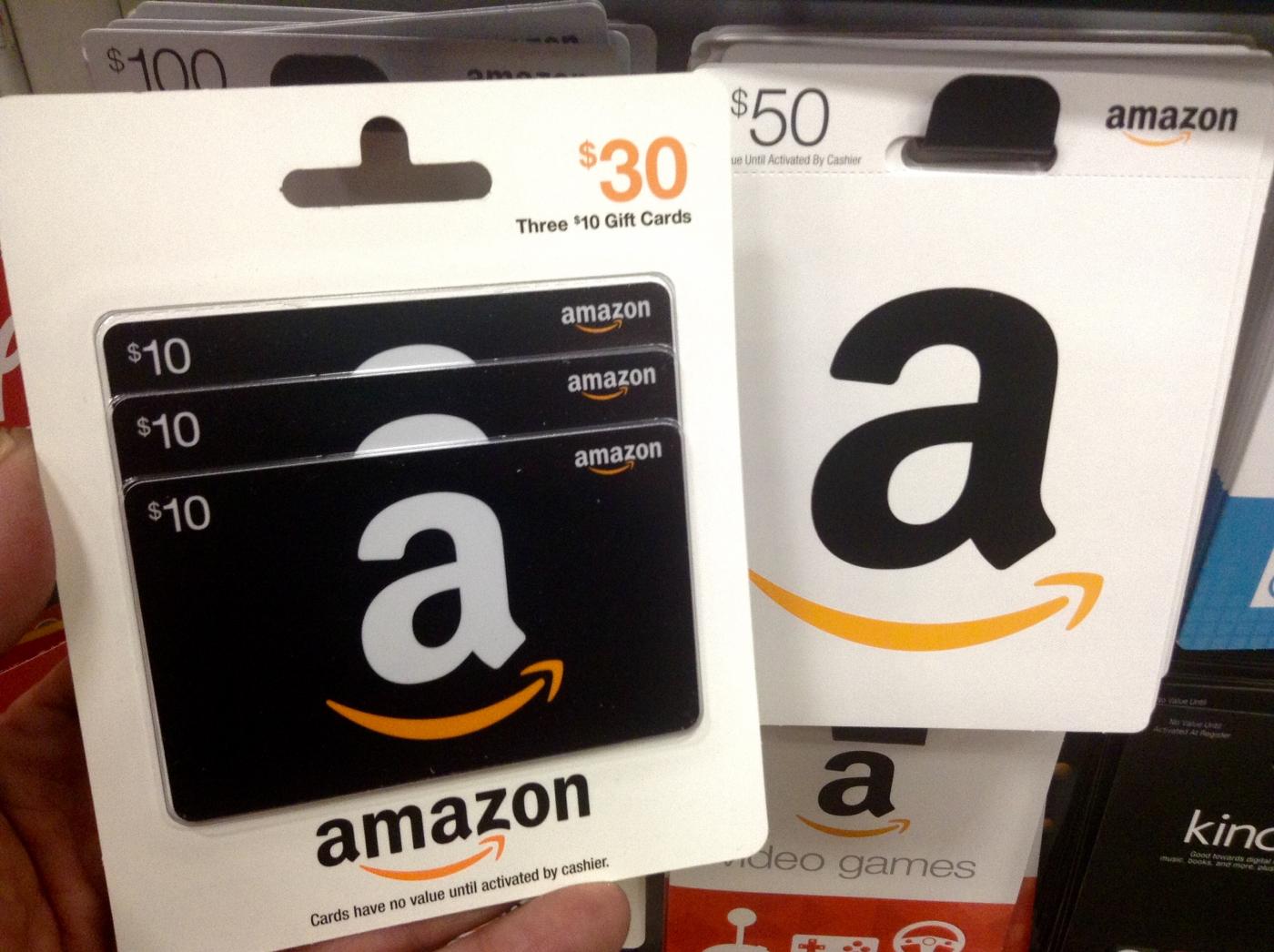 Docenten over cadeaubonnen 'Ik schaam me als ik met een Amazon-bon kom' | DUB