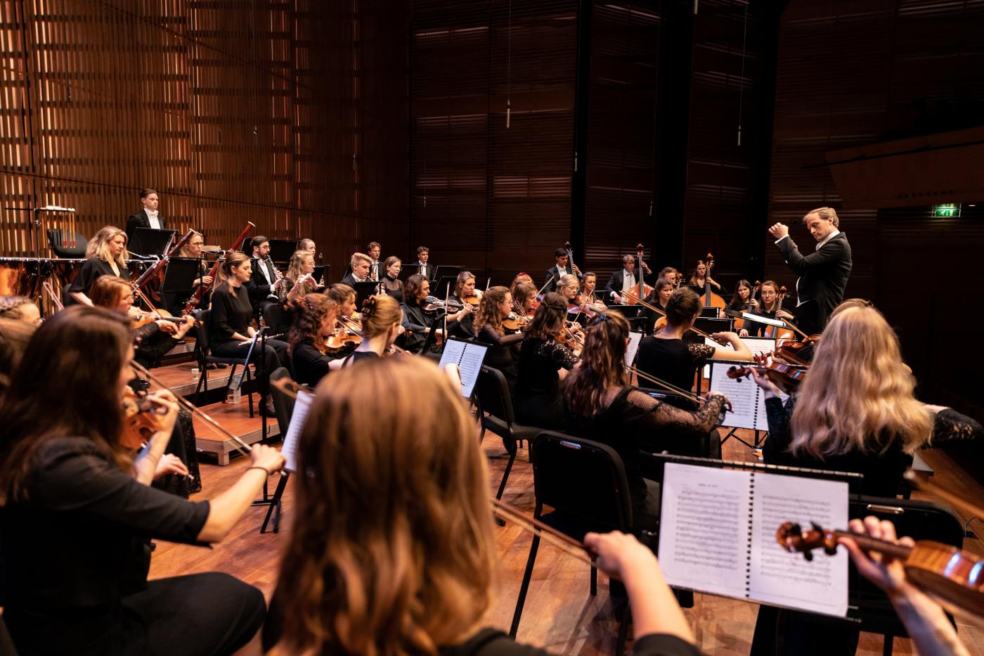 Afbeelding van het orkest in het Muziekgebouw aan 't IJ, gemaakt door Veerle Bastiaanssen