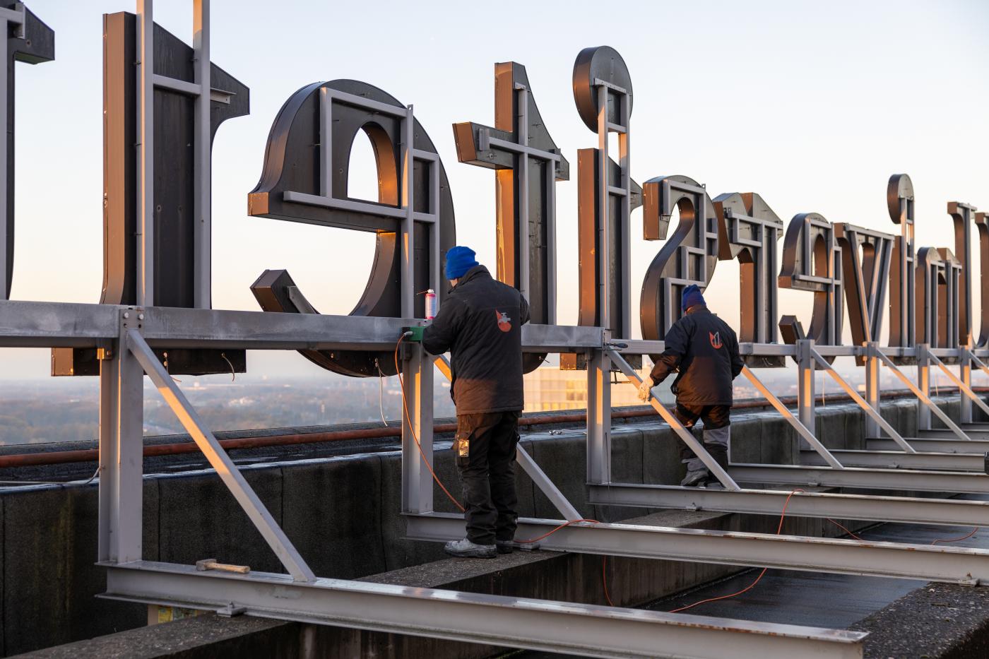 Werkzaamheden aan verlichting Van Unnikgebouw