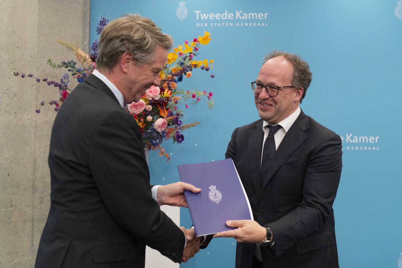 Verkenner Koolmees overhandigt verslag aan kamervoorzitter Bosma, foto Tweede Kamer der Staten-Generaal.