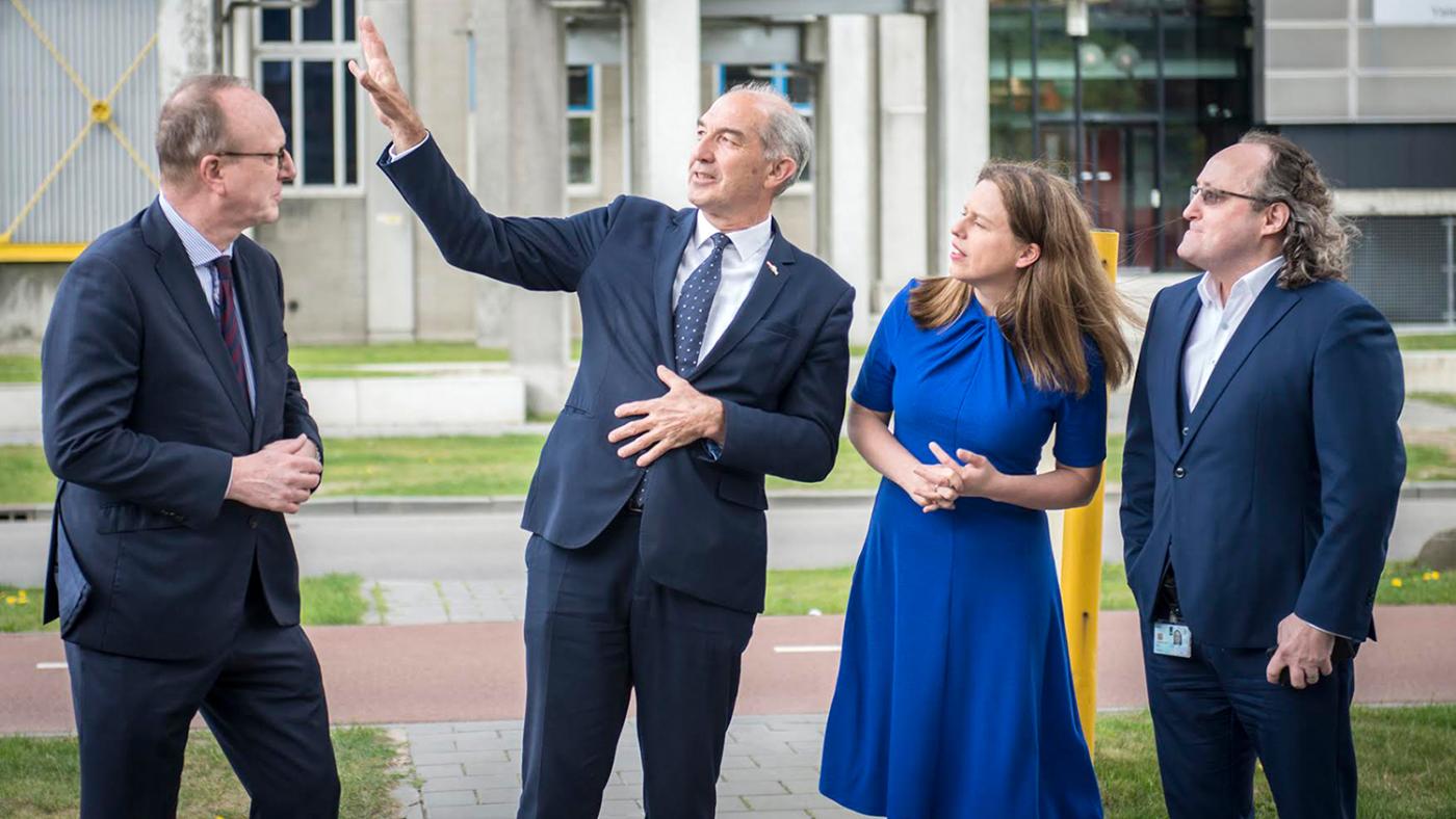 Minister Schouten bezoekt Diergeneeskunde. Foto: Lisanne Rooth-Van der Voort