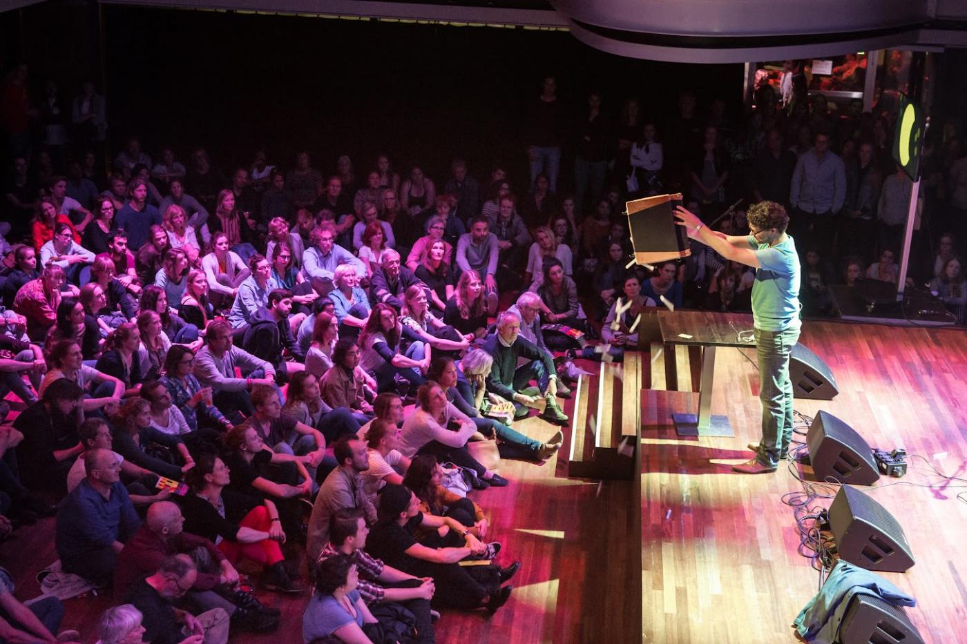 Onderzoeker tijdens Betweterfestival