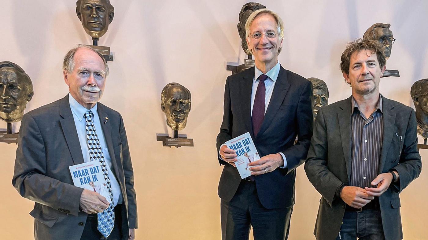 Uitreiking biografie 't Hooft. Foto: Ministerie OCW