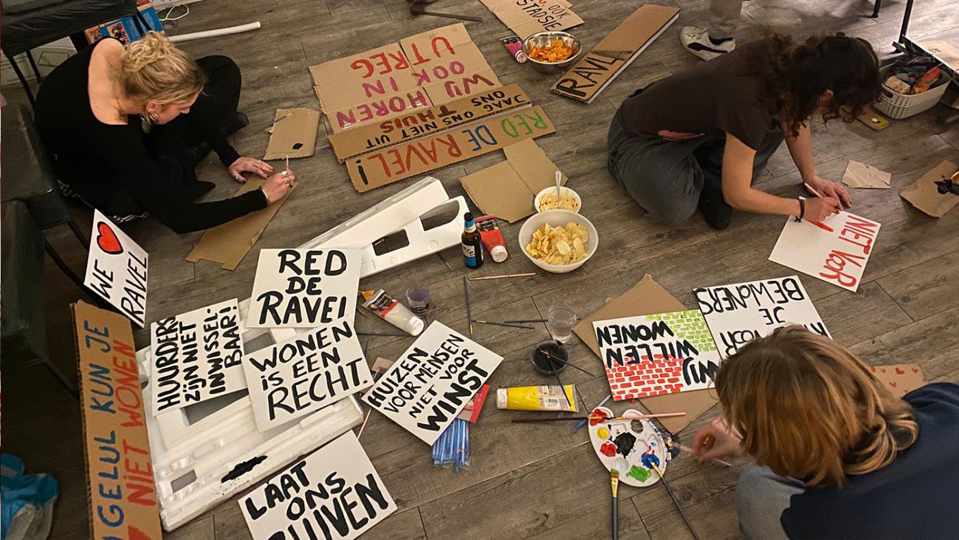 De avond voorafgaand aan het protest was er een knutselsessie om protestmaterialen te maken om het protest kracht bij te zetten Foto: Koen van den Helder