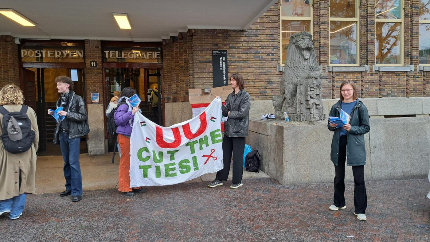 Pro-Palestinademonstratie maandag voor de bibliotheek op de Neude. Foto: DUB