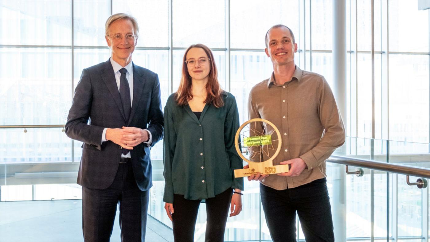 Dijkgraaf Demi Janssen Docent van het Jaar 2024 Peter Pelzer. Foto Max van der Weide (via ISO)