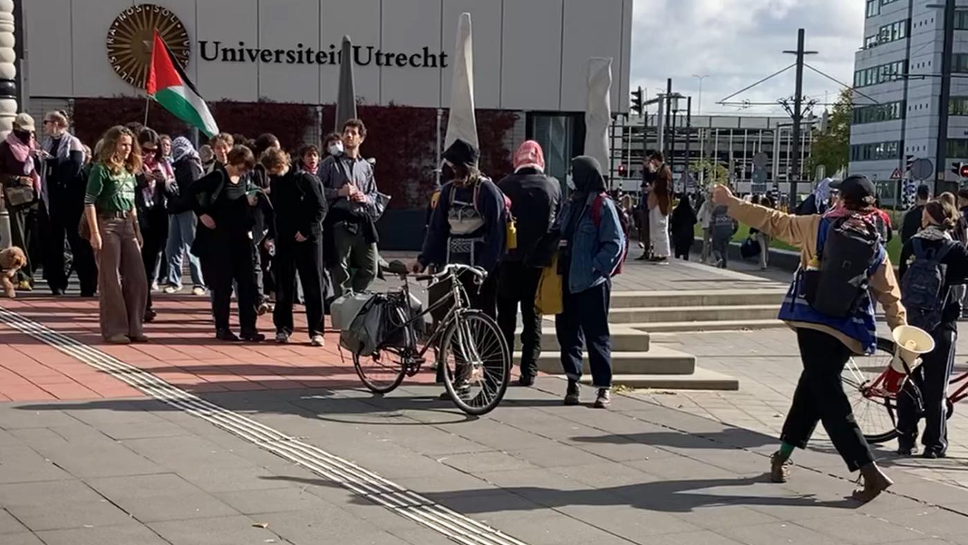 demonstanten vertrekken bij het Bestuursgebouw, foto DUB