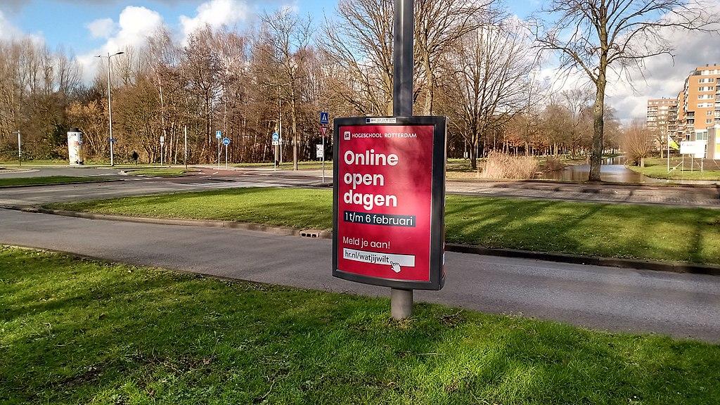 Gaan hogescholen in universiteiten veranderen? Reclamebord voor de online open dagen van de Hogeschool Rotterdam