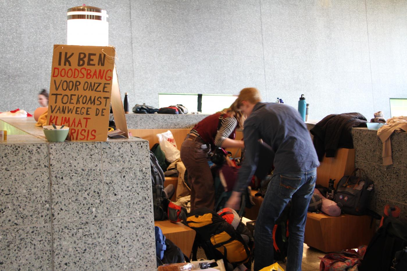 Actievoerders pakken hun spullen in. Foto: DUB