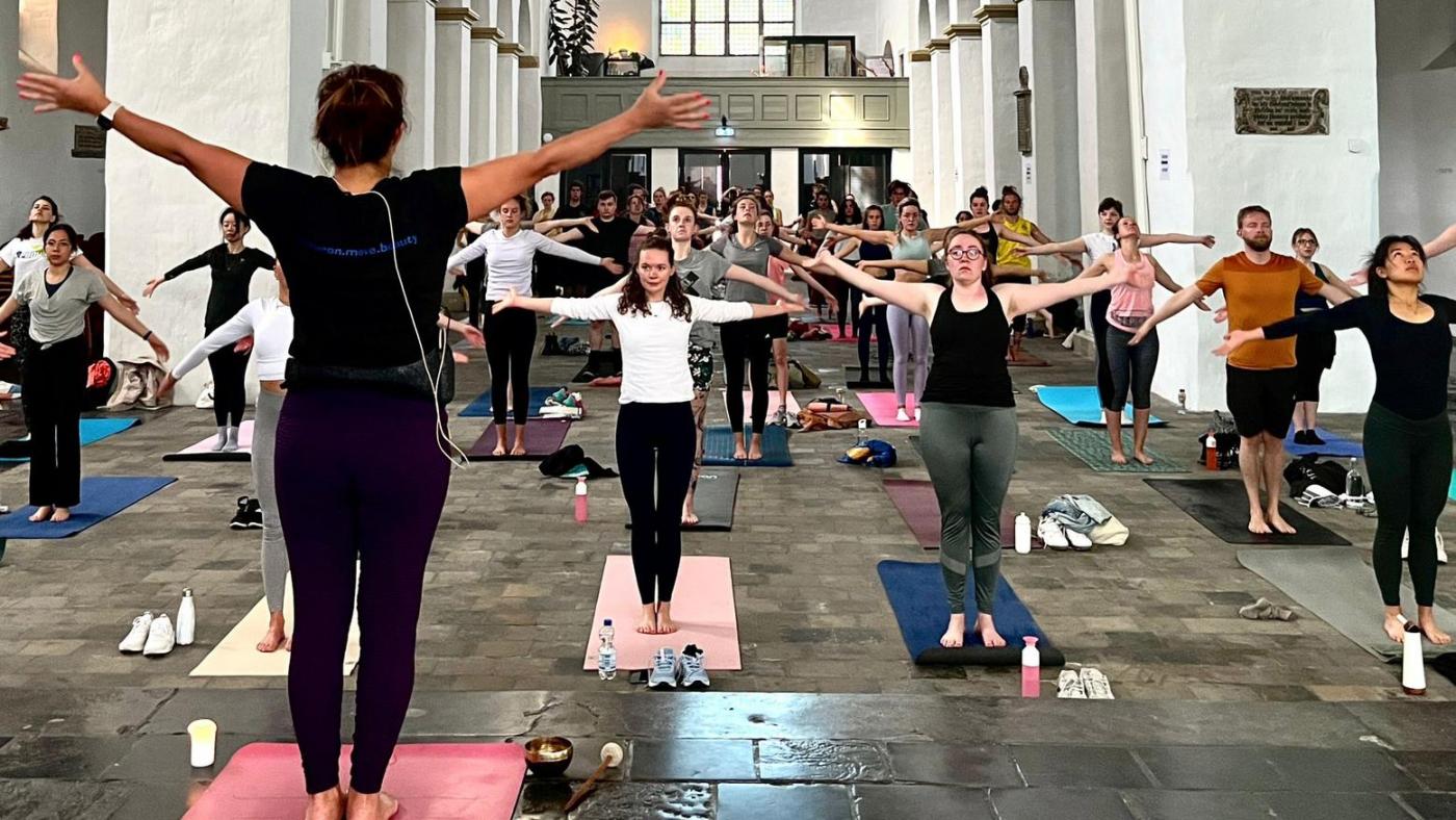 yoga tijdens wellbeing week in Janskerkhof