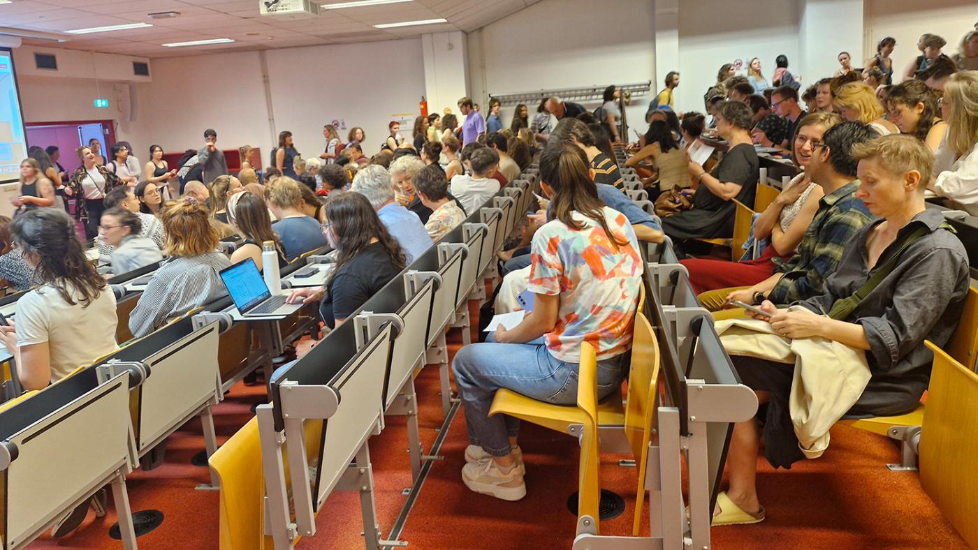 The lecture hall 15 minutes before the lecture. Photo: DUB