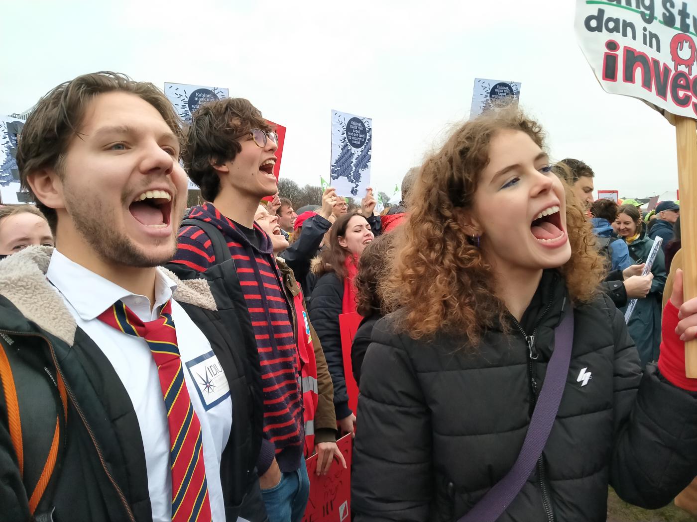 Lila en Luuk schreeuwen samen mee met de leuzen. Foto: Samuel de Weerd