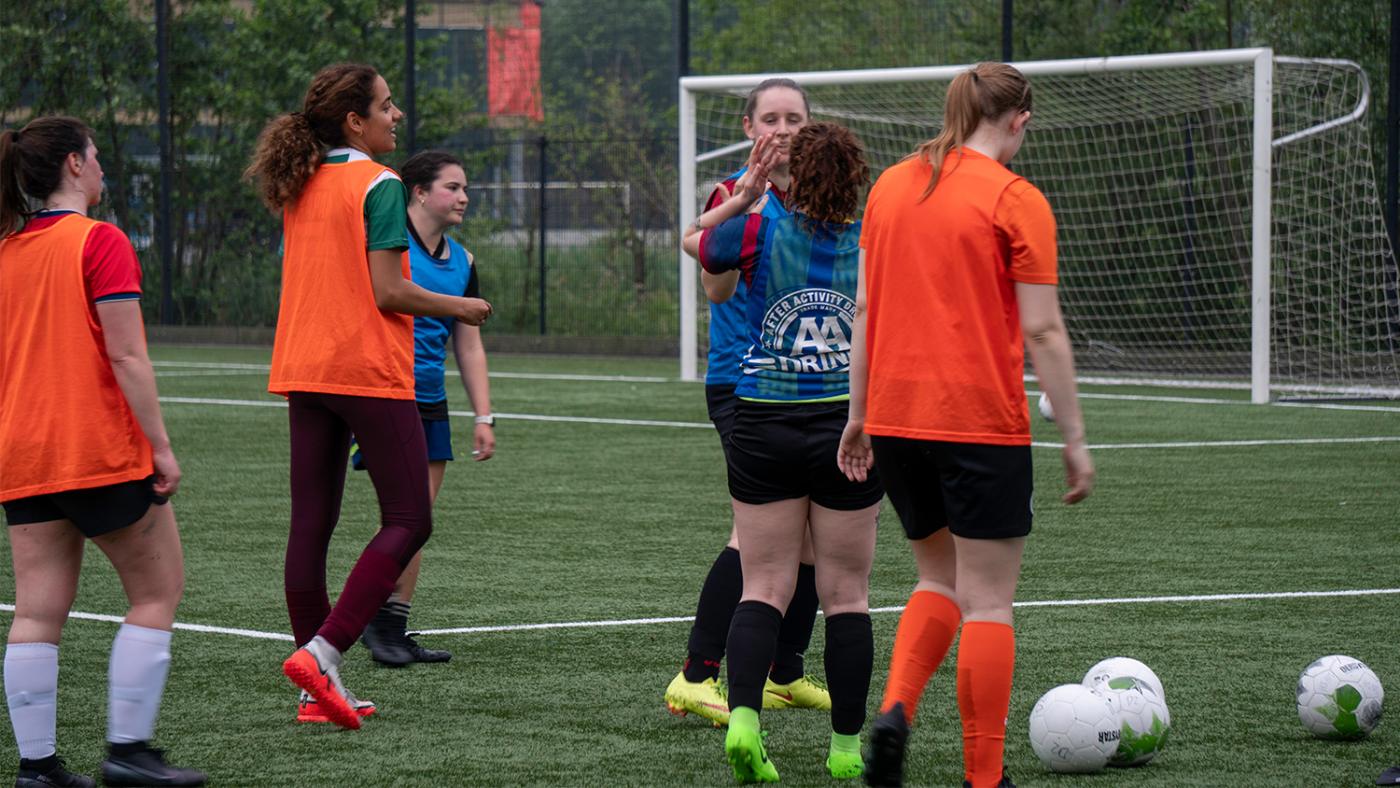 Studentenhockey bij Olympos. Foto: Tara Neary