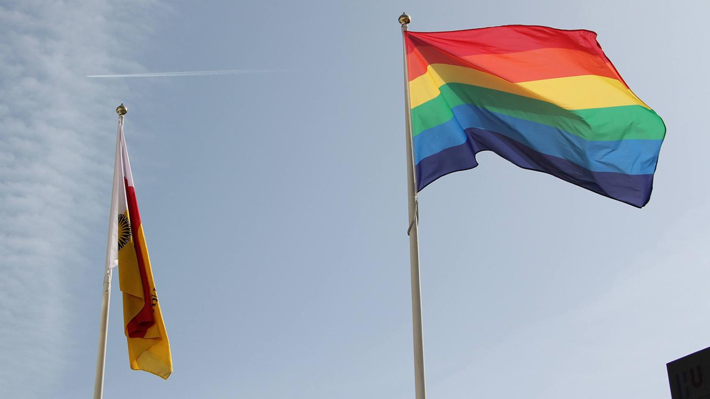 Regenboogvlag op USP. Foto: DUB