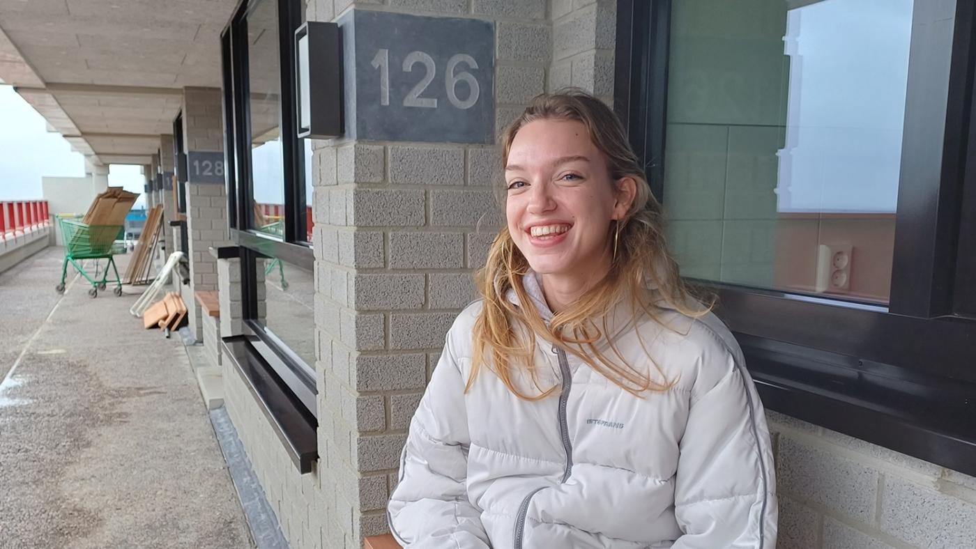 Mirthe voor haar nieuwe huis. Foto: DUB, Koen van den Helder