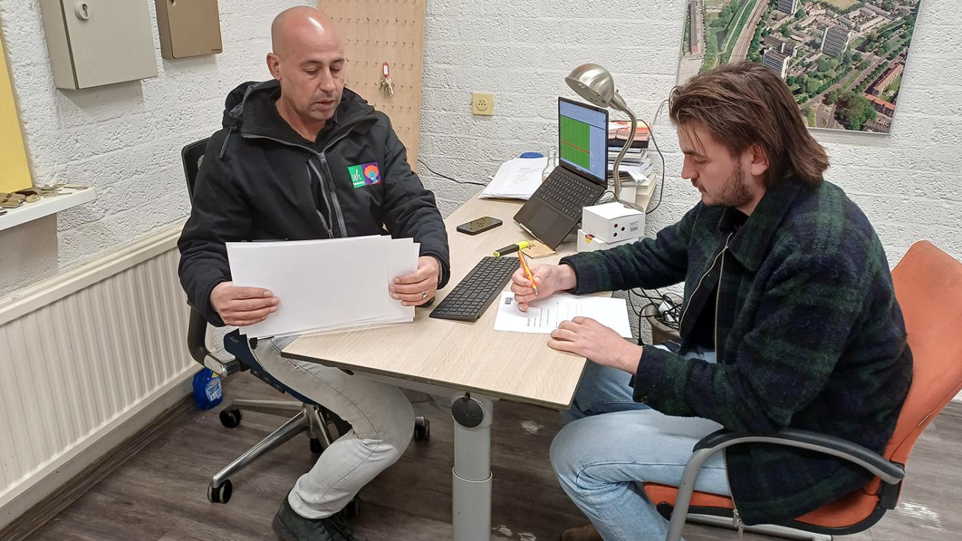 Reinout haalt zijn sleutels op. Foto: DUB, Koen van den Helder