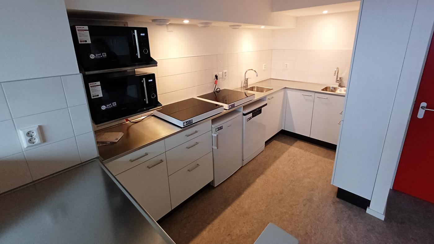 Keuken Rode flat. Foto: DUB, Koen van den Helder