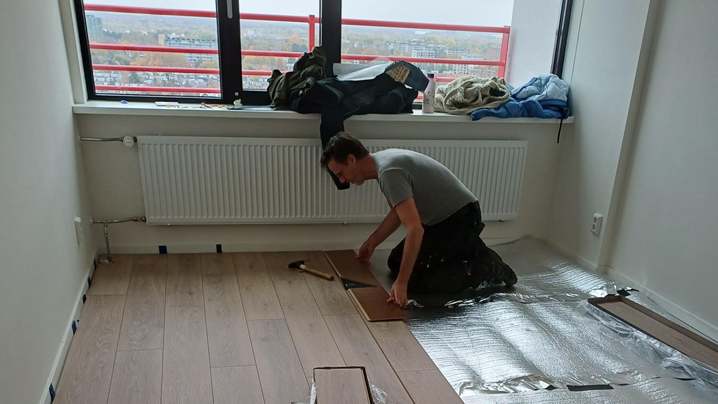 Een nieuwe vloer leggen. Foto: DUB, Koen van den Helder