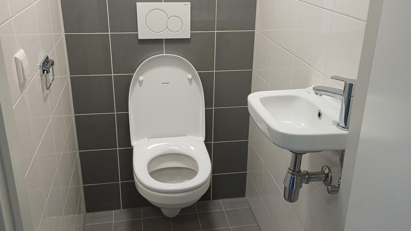 Toilet Rode flat. Foto: DUB, Koen van den Helder