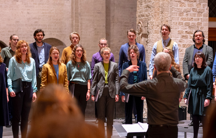 Jonge zangers zingen tijdens een concert van de Utrechtse Studenten Cantorij