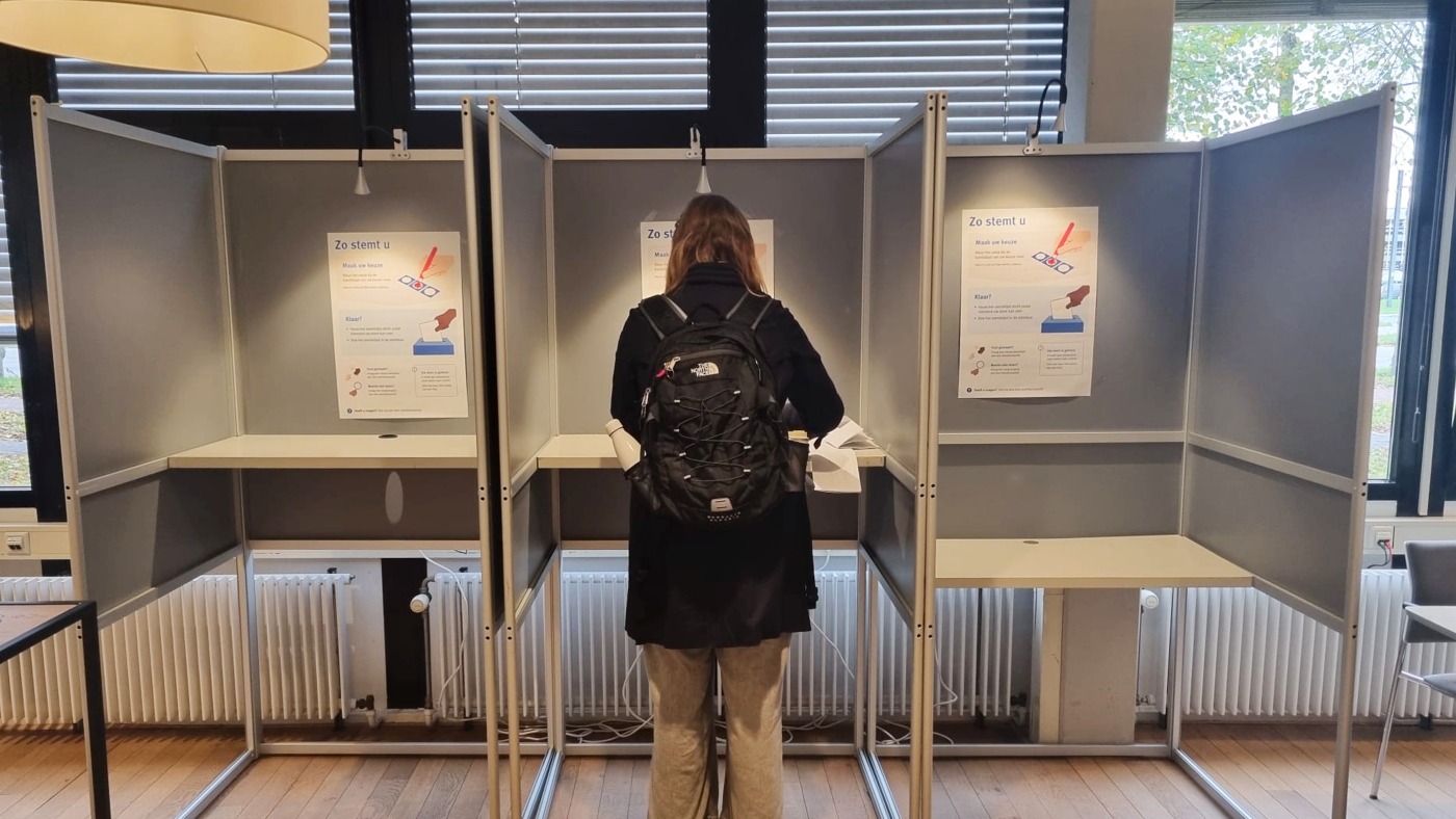 Het stembureau in het Bestuursgebouw. Foto: DUB