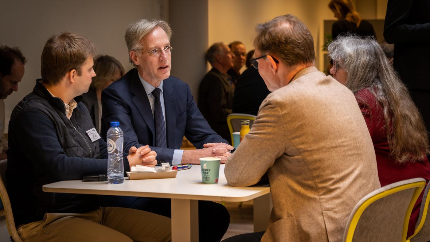 Minister Robbert Dijkgraaf in gesprek