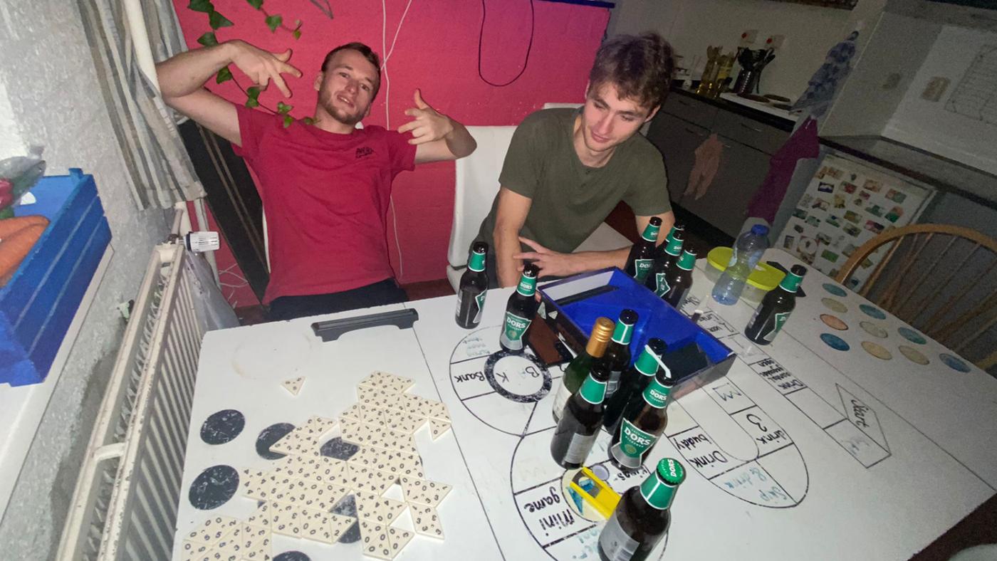 drinkominos - een zelfbedacht drinkspel op een thema avond Foto: Samuel de Weerd