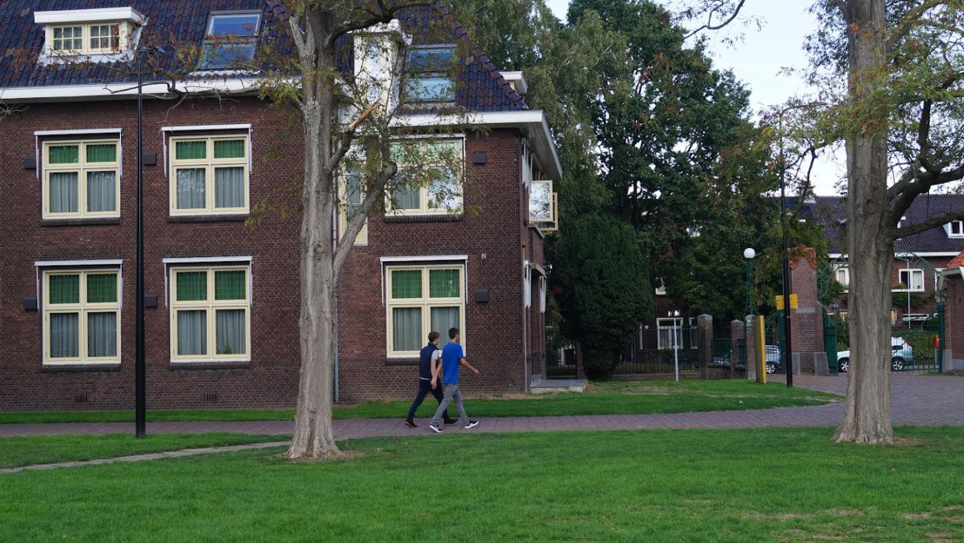 Twee studenten op het UCU-complex