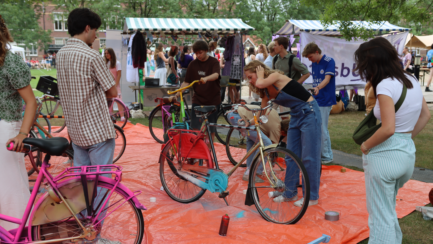 Studenten tijdens de Utrechtse Introductietijd (UIT) in 2024. Foto: DUB