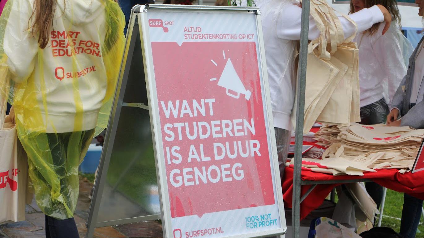 Poster van Surf: 'Studeren is al duur genoeg'