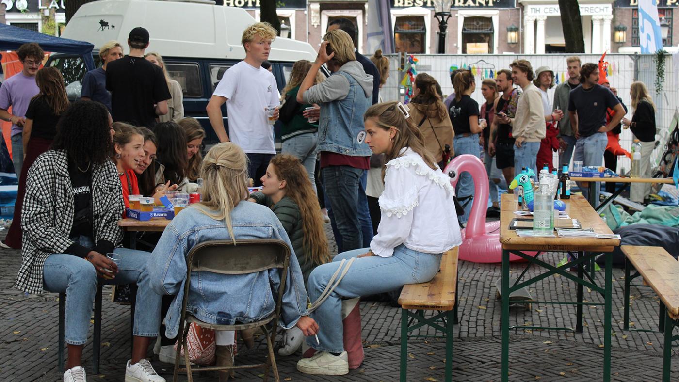 UIT-lopers op het Janskerkhof tijdens eerdere editie Utrechtse Introductietijd. Foto: DUB Archief