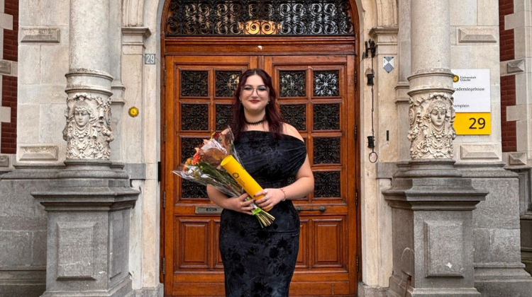 Picture of DUB Intern Meltem in front of the Academy Building