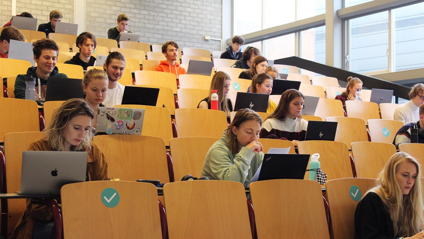 Studenten volgen college Gedragsbiologie aan Bolognalaan. DUB Archief