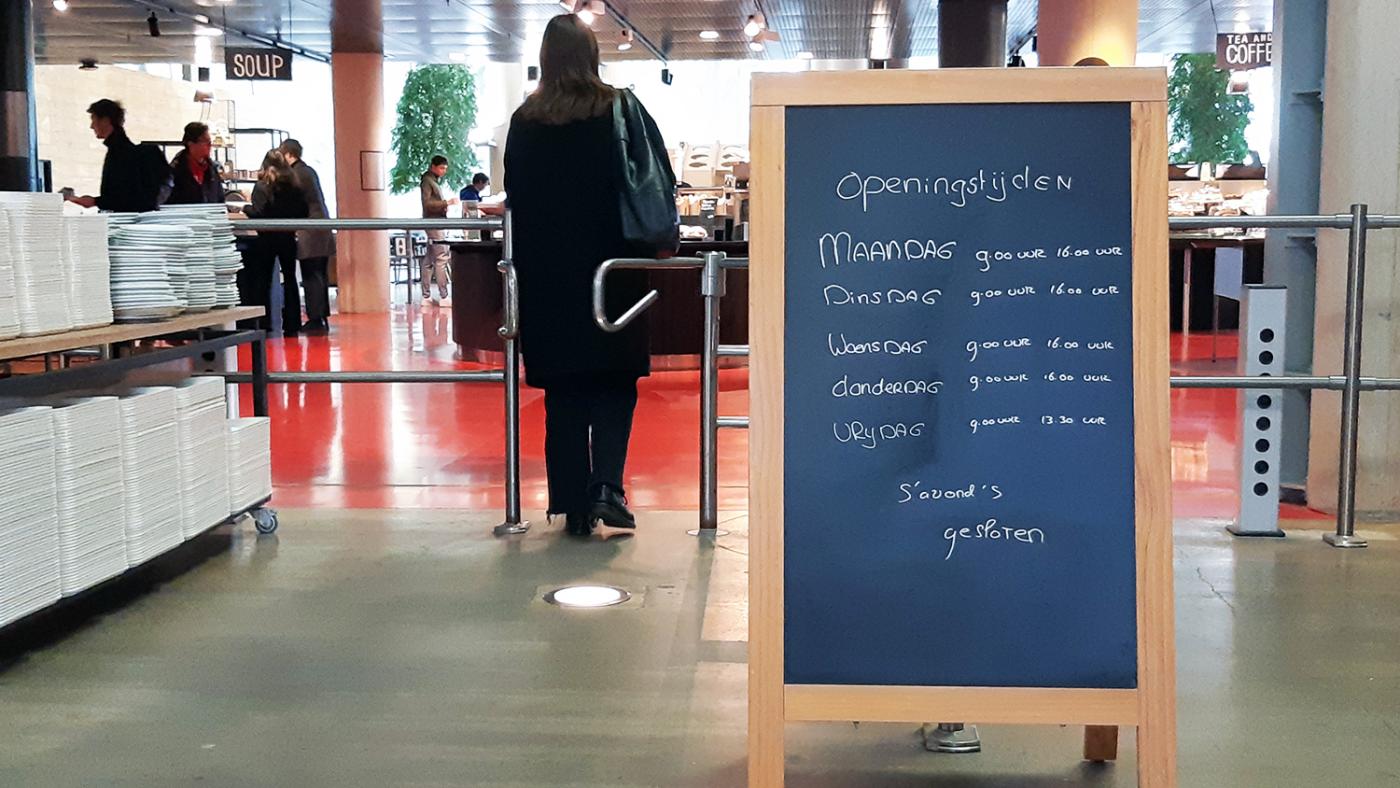 Bord met openingstijden Educatorium