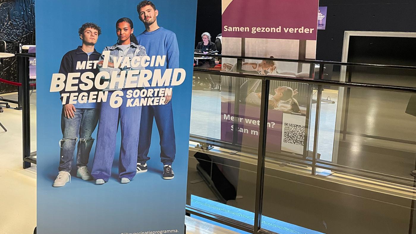 Banner buiten bij de UB 2023, foto DUB