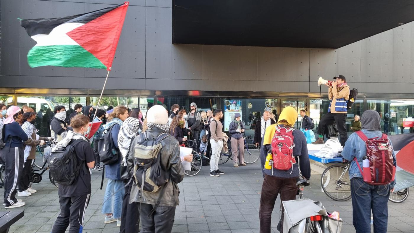 pro-palestinijnse demonstranten bij de UB, foto DUB