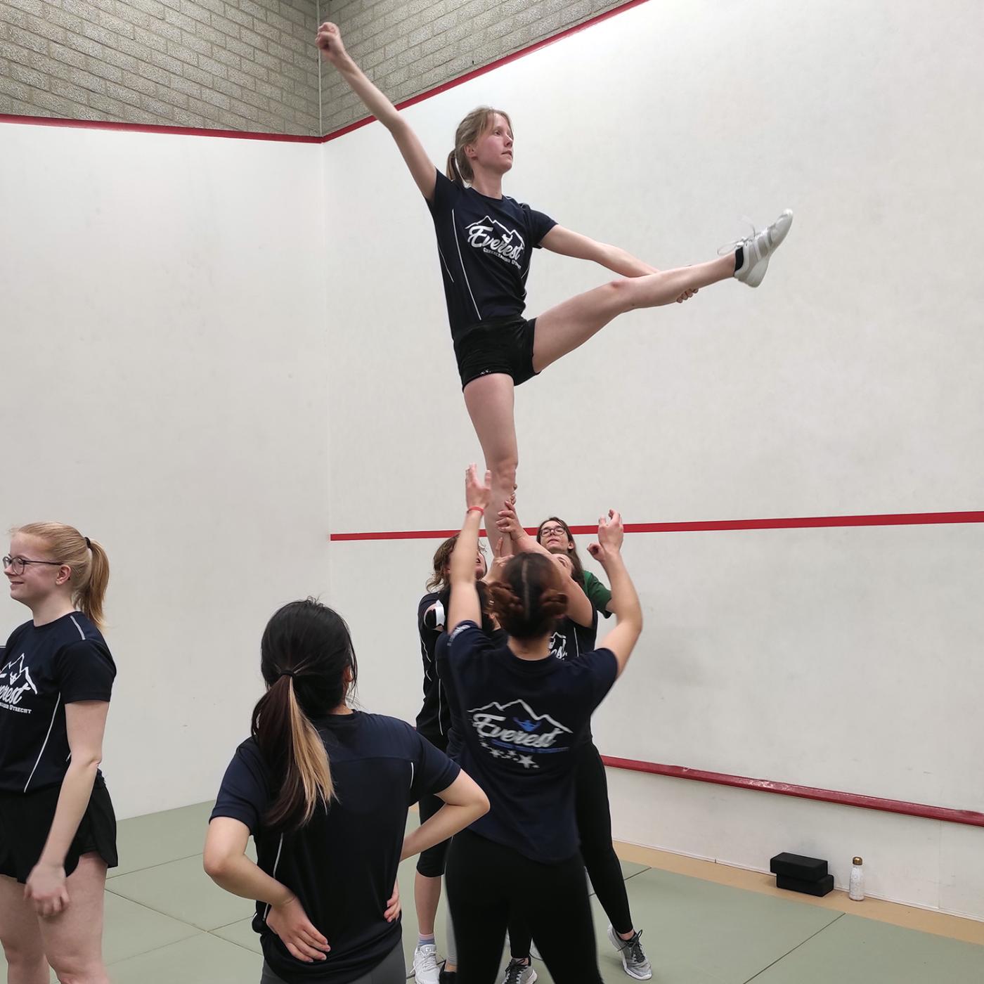 Cheerleading: Marije in actie. Foto: Koen van den Helder