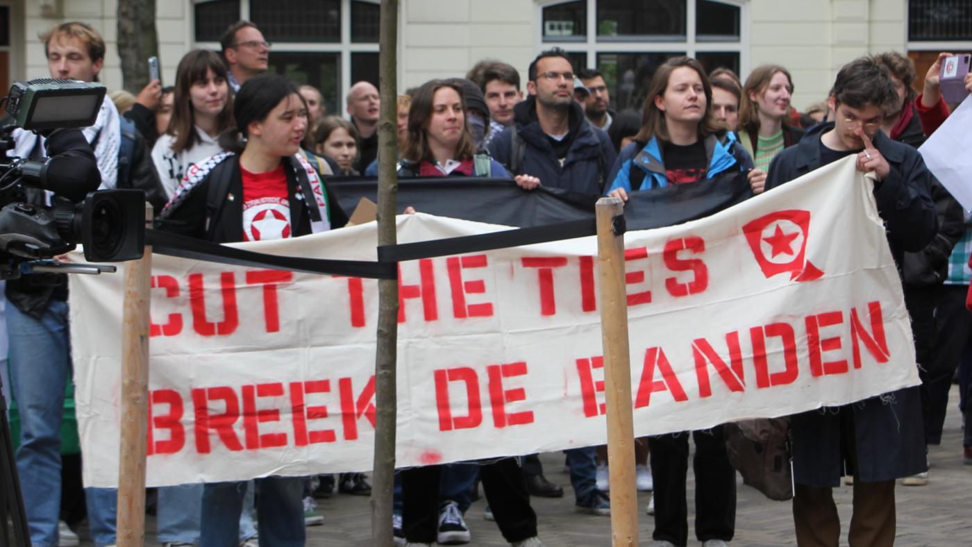 cut ties gaza domplein foto DUB