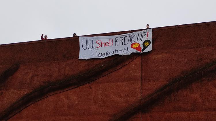 Spandoek op dak Minnaert End Fossil: Occupy foto DUB