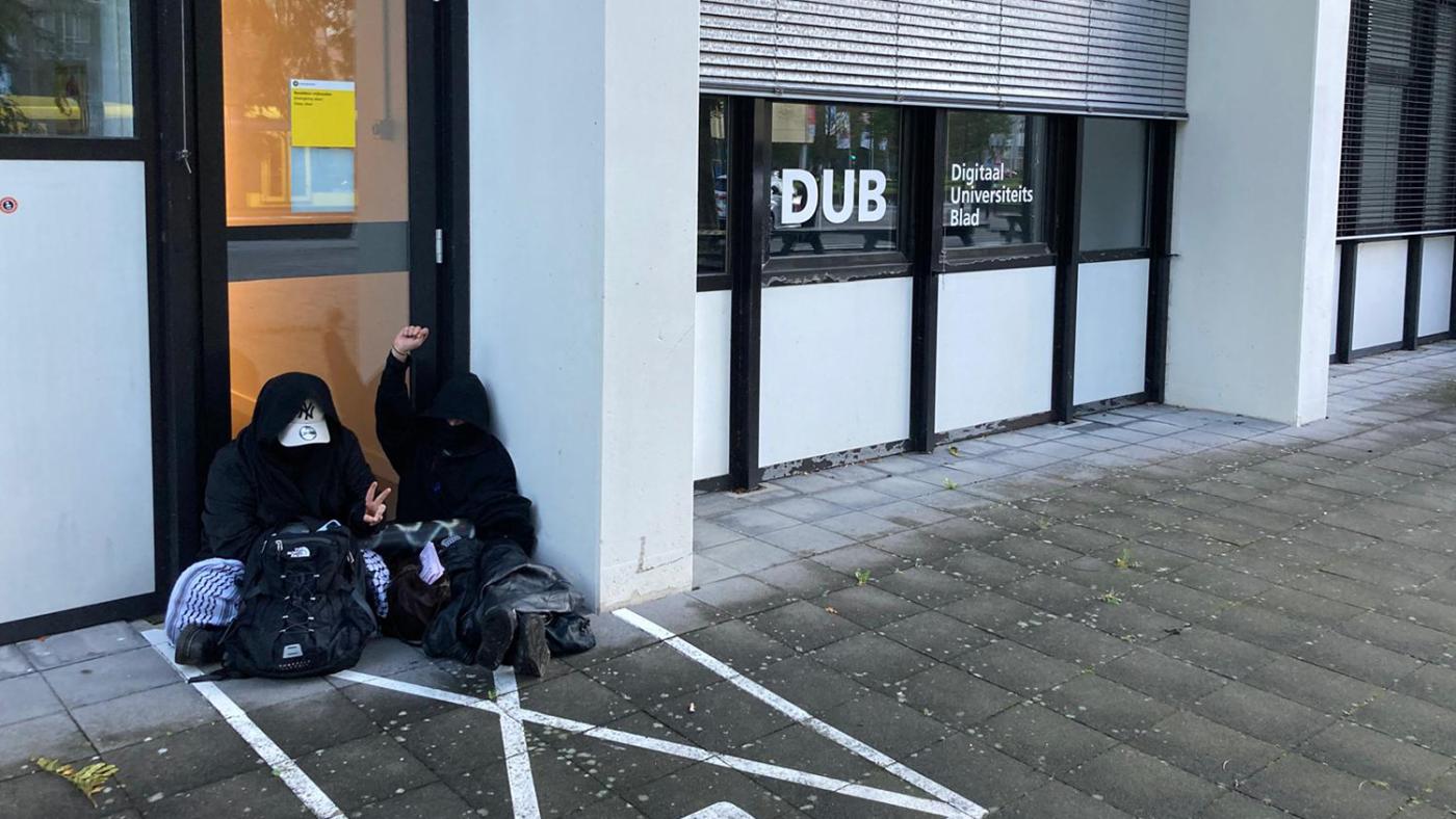 pro-palestinademonstranten-voor-nooduitgang-DUB, foto DUB