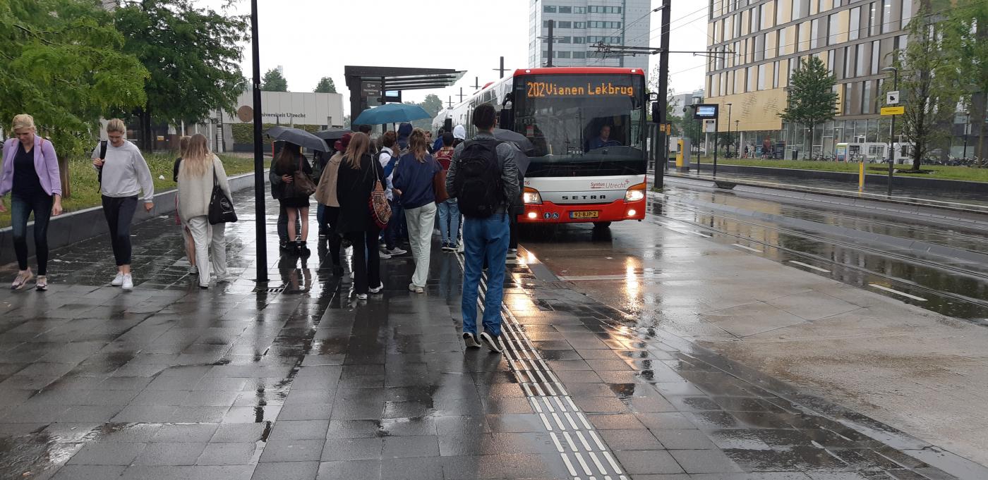 drukte bus tramhalte, foto DUB