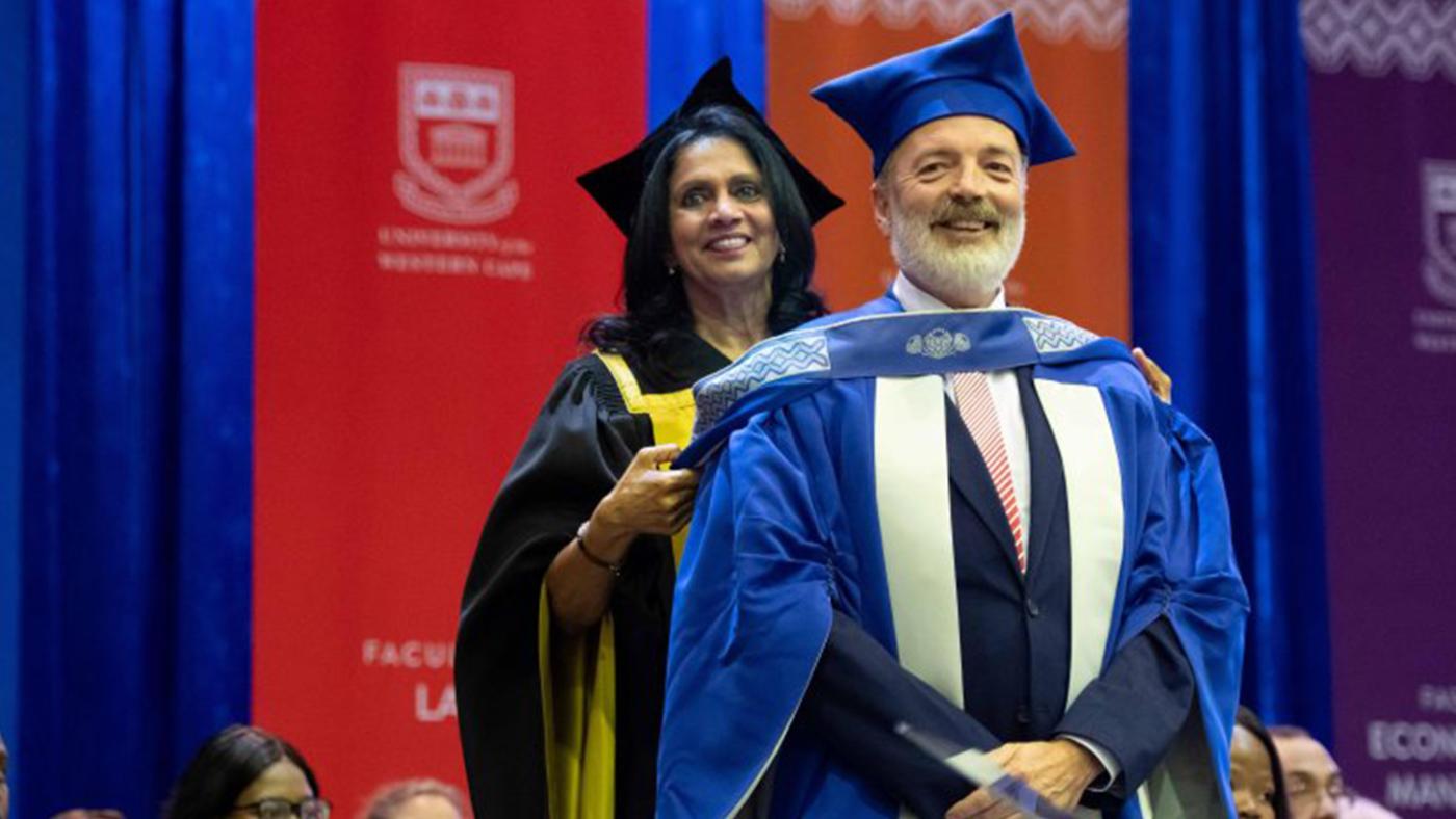 Henk Kummeling ontvangt het eredoctoraat van de University of Western Cape. Foto: Media Office UWC