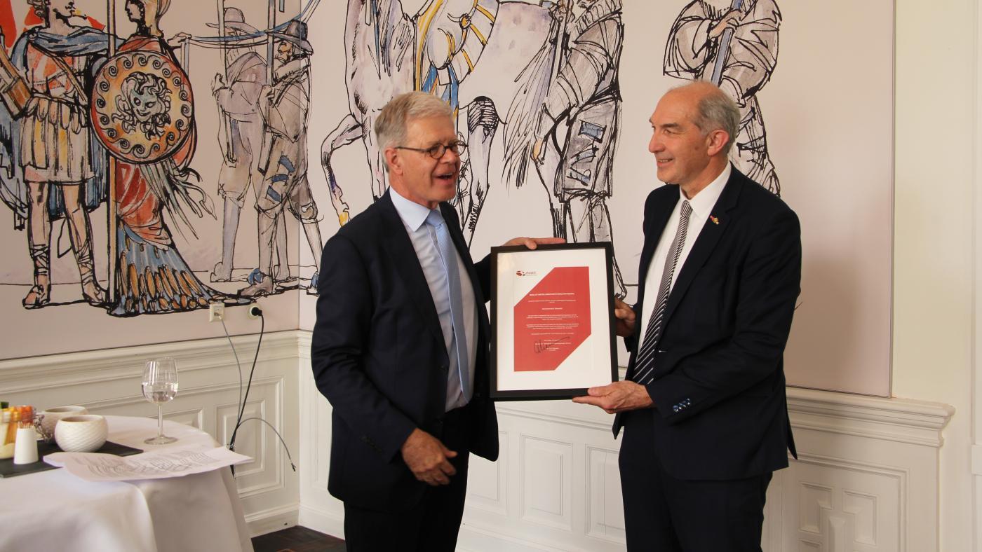 Anton Pijpers ontvangt certificaat instellingstoets Anton Pijpers ontvangt certificaat instellingstoets