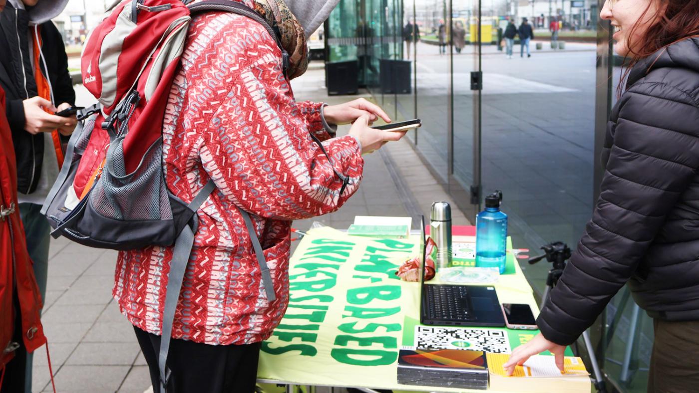 Handtekeningen verzamelen voor de UB, foto Plant-Based Universities Utrecht