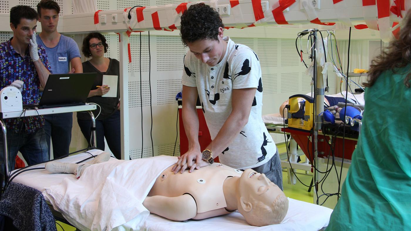 Geneeskundestudent leert reanimeren in 2016, foto DUB