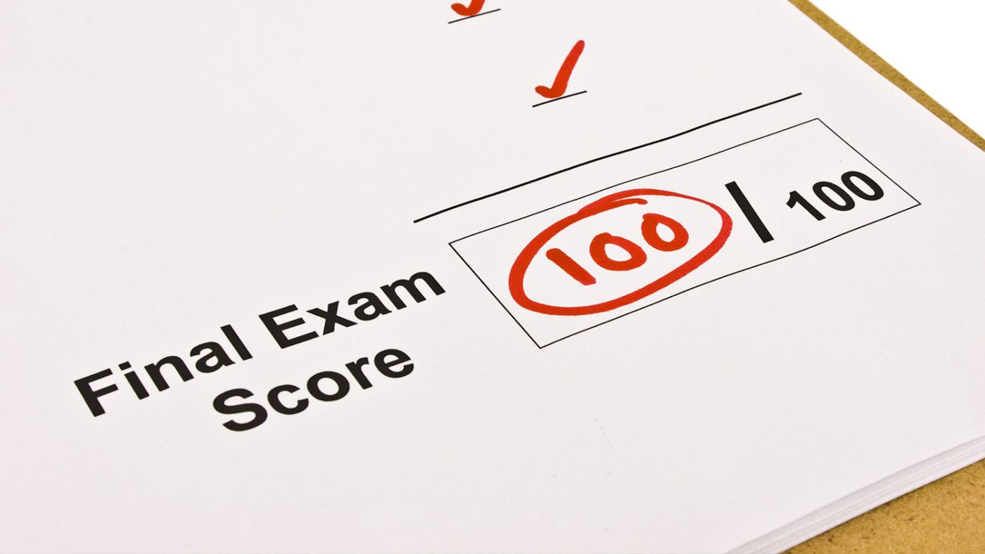 student assistenten kijken examen na Foto: 123rf