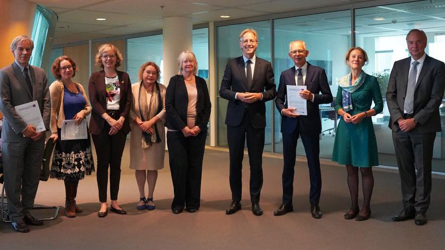 Minister Dijkgraaf met de adviserende Nationale Commissie Sectorplannen