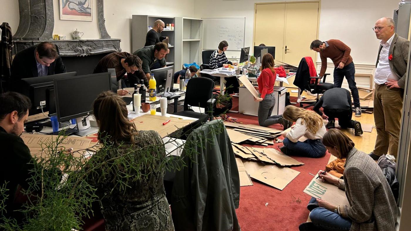 Protestbordenmaken demonstratie bezuinigingen HO Ethiek Instituut, foto DUB