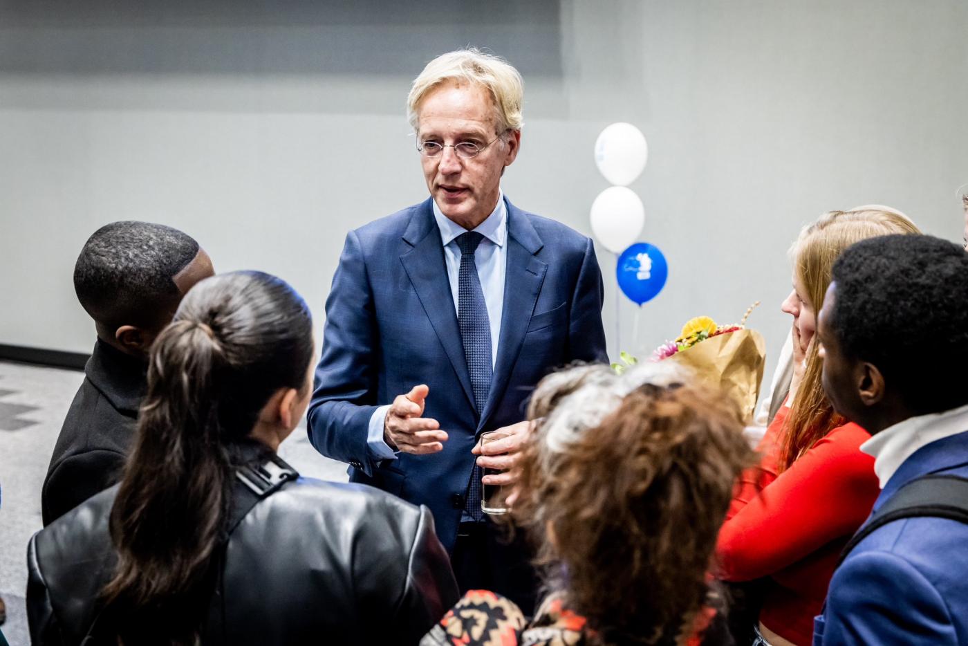 Robbert Dijkgraaf met mbo-studenten